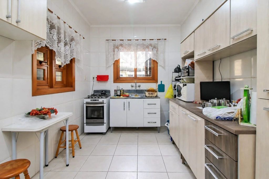 Casa com 219m², 3 dormitórios no bairro Santa Cecília em Porto Alegre para Comprar