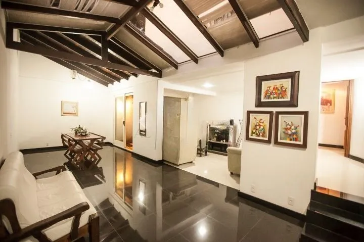 Casa, 5 dormitórios no bairro Três Figueiras em Porto Alegre para Comprar