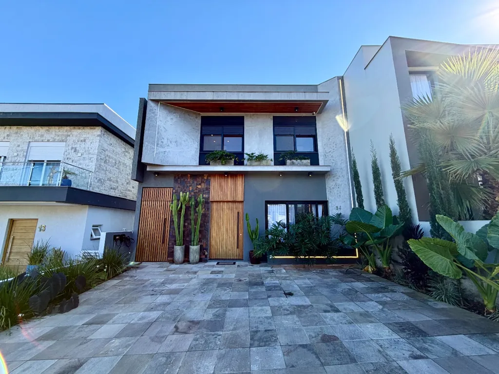 Casa com 200m², 3 dormitórios no bairro Hípica em Porto Alegre para Comprar