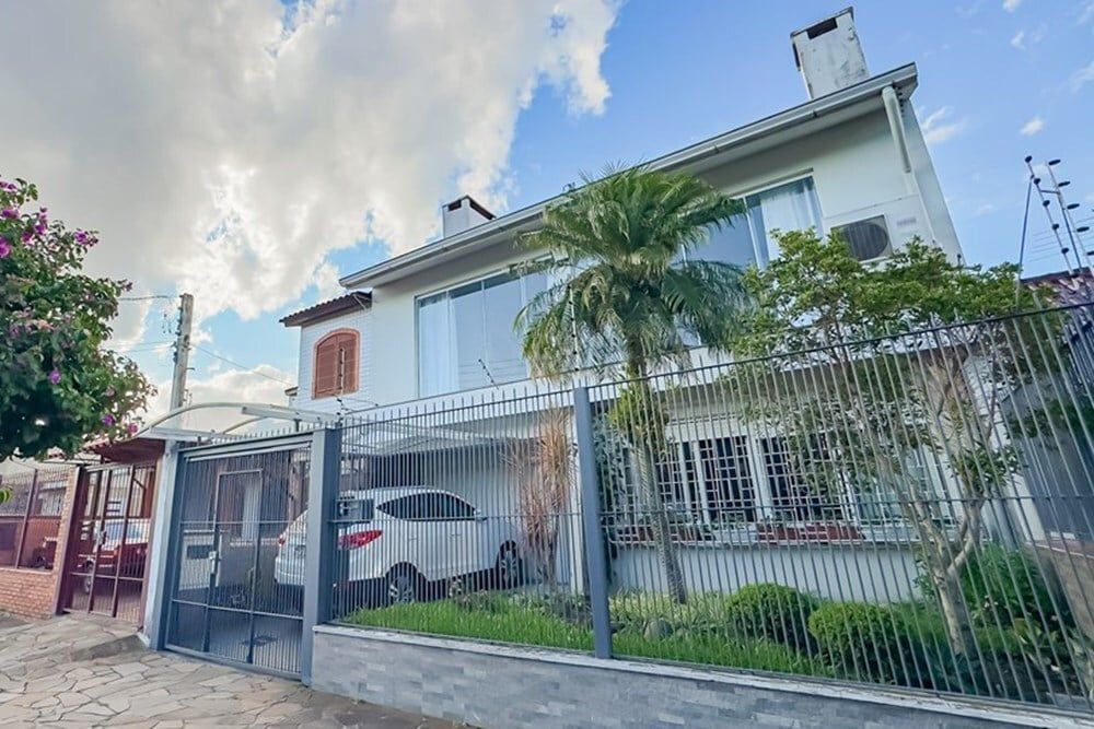 Casa com 233m², 4 dormitórios no bairro Santa Maria Goretti em Porto Alegre para Comprar
