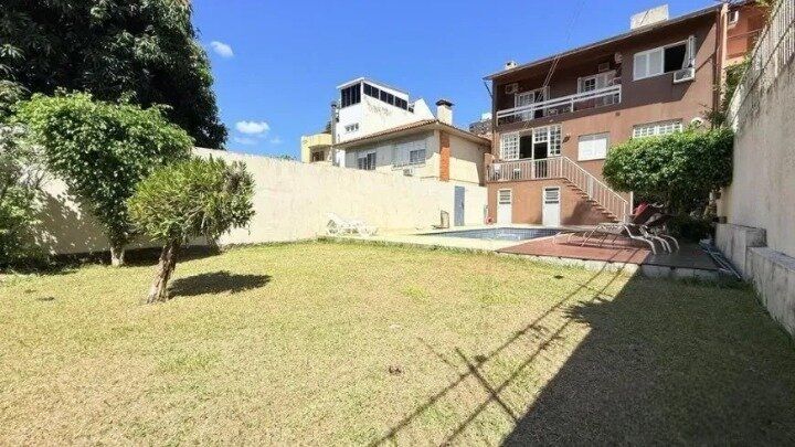 Casa de 4 dormitórios, uma suíte, pátio com piscina nos fundos e espaço para até 3 carros no Chácara das Pedras