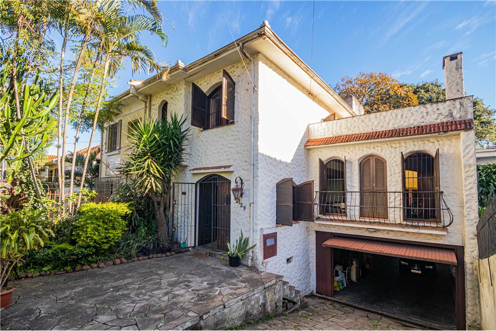 Casa com 400m², 5 dormitórios no bairro Petrópolis em Porto Alegre para Comprar