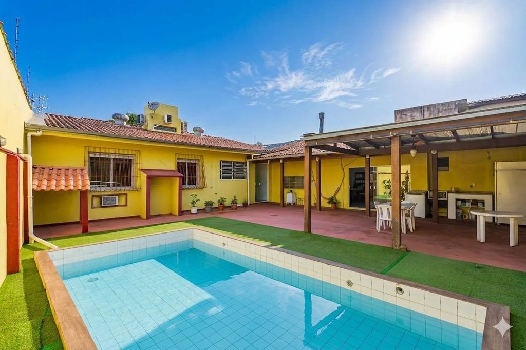 Casa com 250m², 3 dormitórios no bairro Partenon em Porto Alegre para Comprar