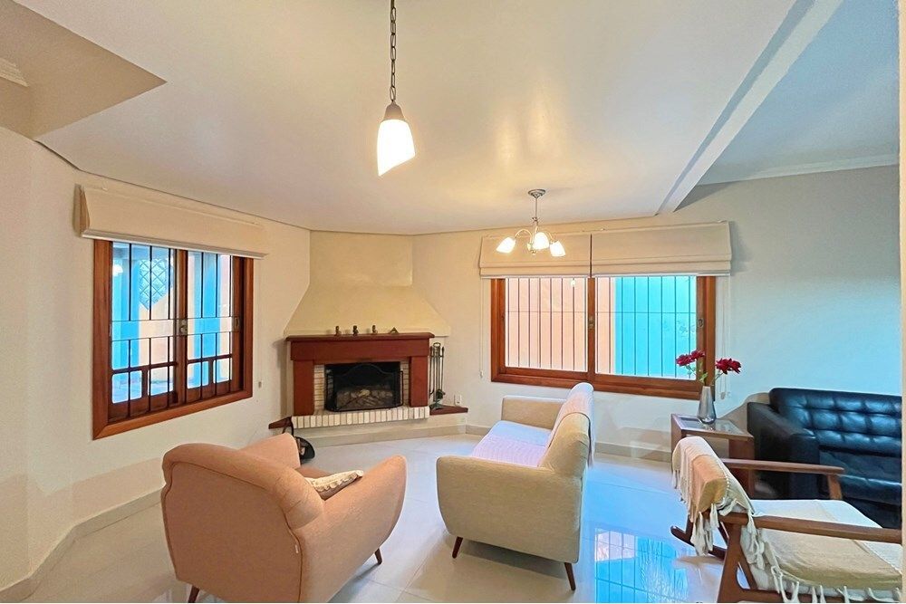 Casa com 215m², 3 dormitórios no bairro Espírito Santo em Porto Alegre para Comprar