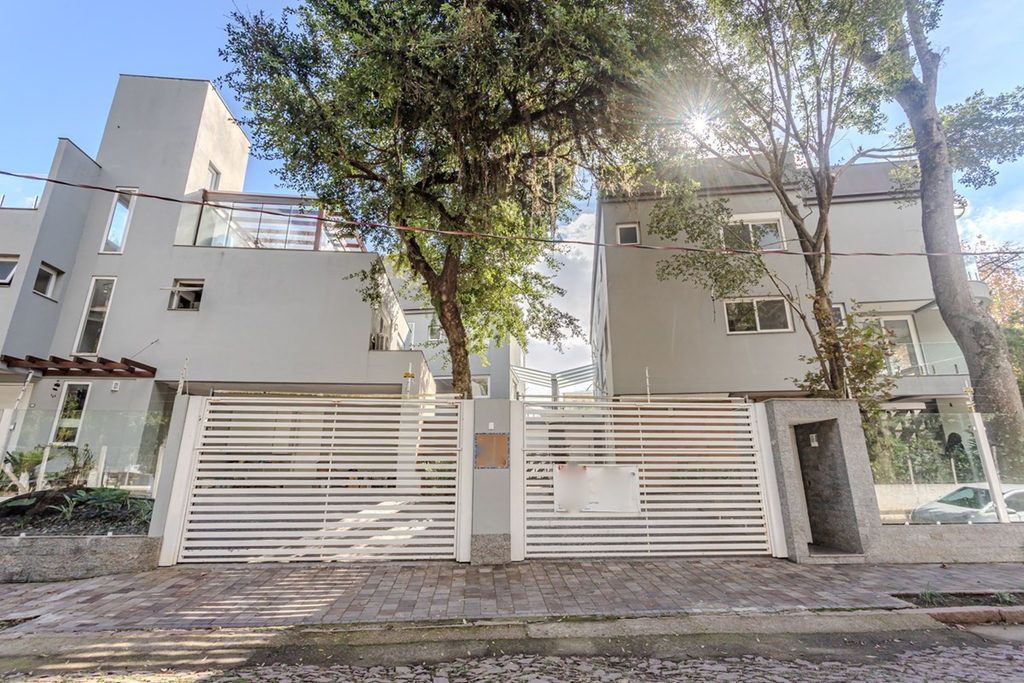 Casa com 303m², 5 dormitórios no bairro Tristeza em Porto Alegre para Comprar