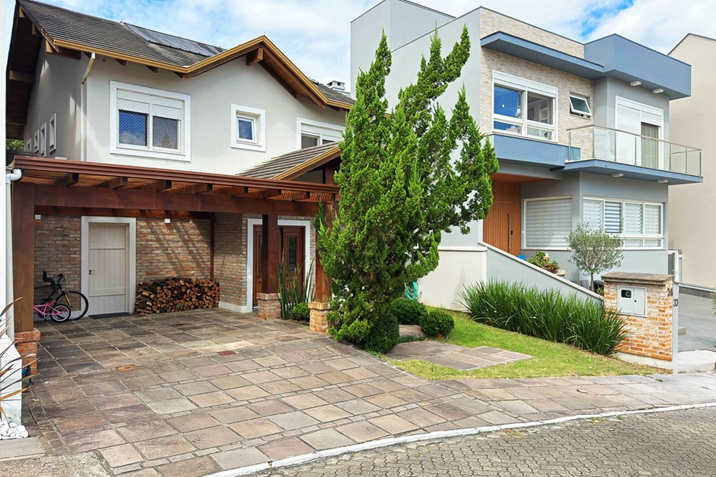 Casa com 243m², 3 dormitórios no bairro Hípica em Porto Alegre para Comprar