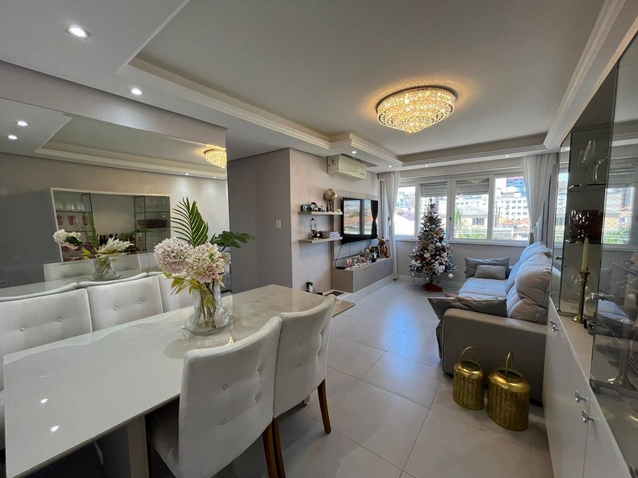 Apartamento à venda/ Três dorm/ Elevador/Garagem/ Amplo/ Bem Localizado