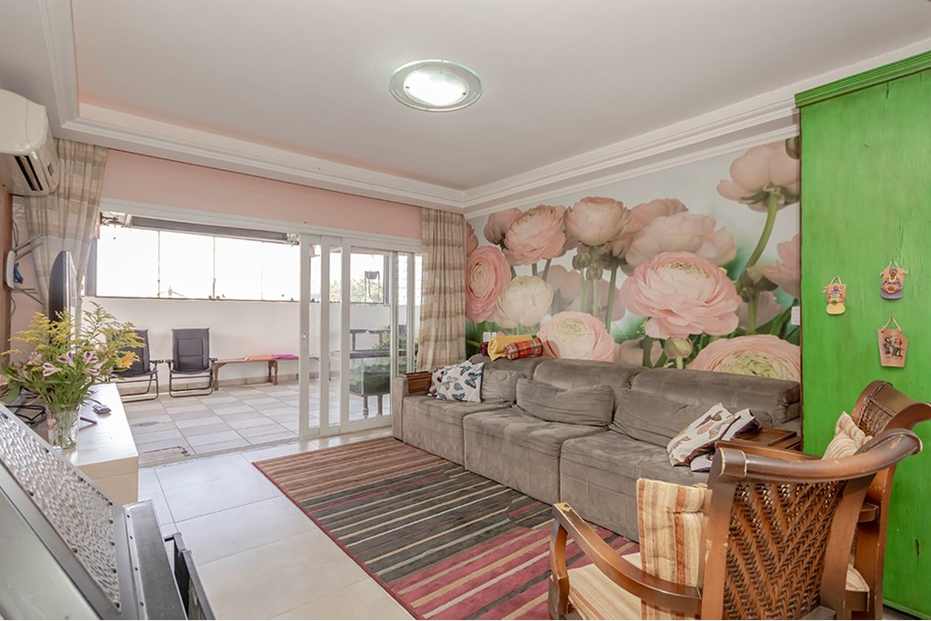 Cobertura com 245m², 3 dormitórios no bairro Passo da Areia em Porto Alegre para Comprar