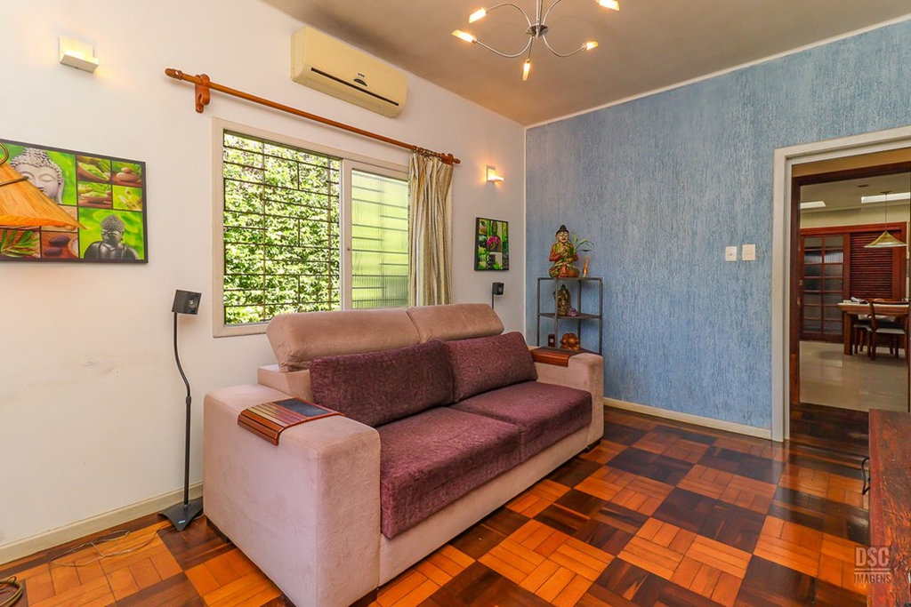 Casa com 170m², 3 dormitórios no bairro Passo da Areia em Porto Alegre para Comprar