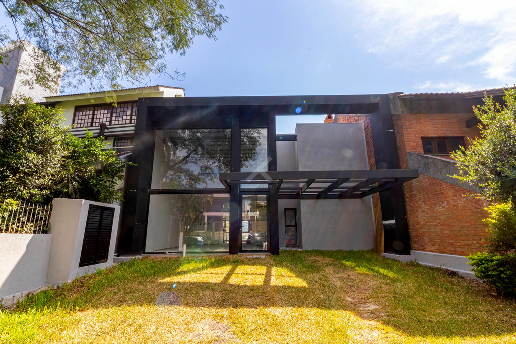 Prédio Residencial com 450m² no bairro Chácara das Pedras em Porto Alegre para Comprar ou Alugar