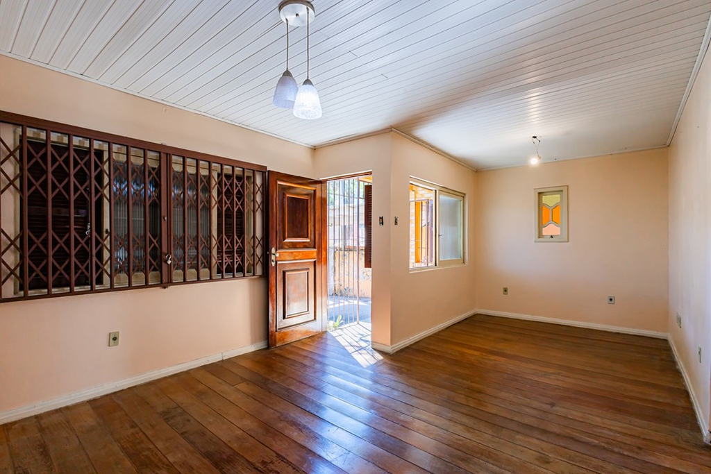 Casa com 190m², 3 dormitórios no bairro Medianeira em Porto Alegre para Comprar