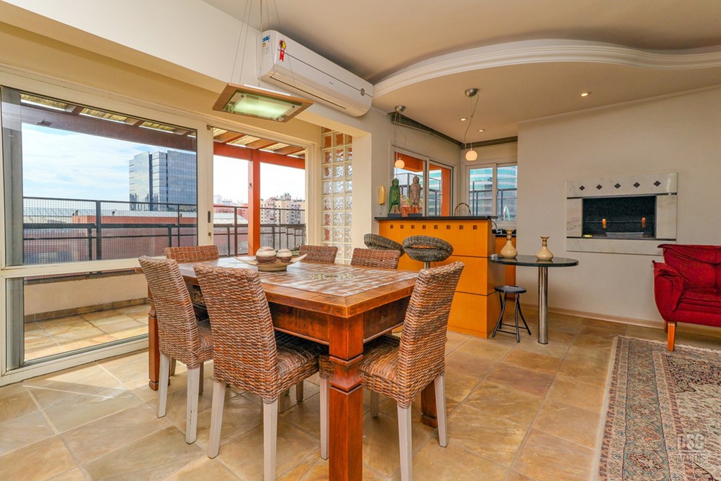 Cobertura com 200m², 3 dormitórios no bairro Passo da Areia em Porto Alegre para Comprar