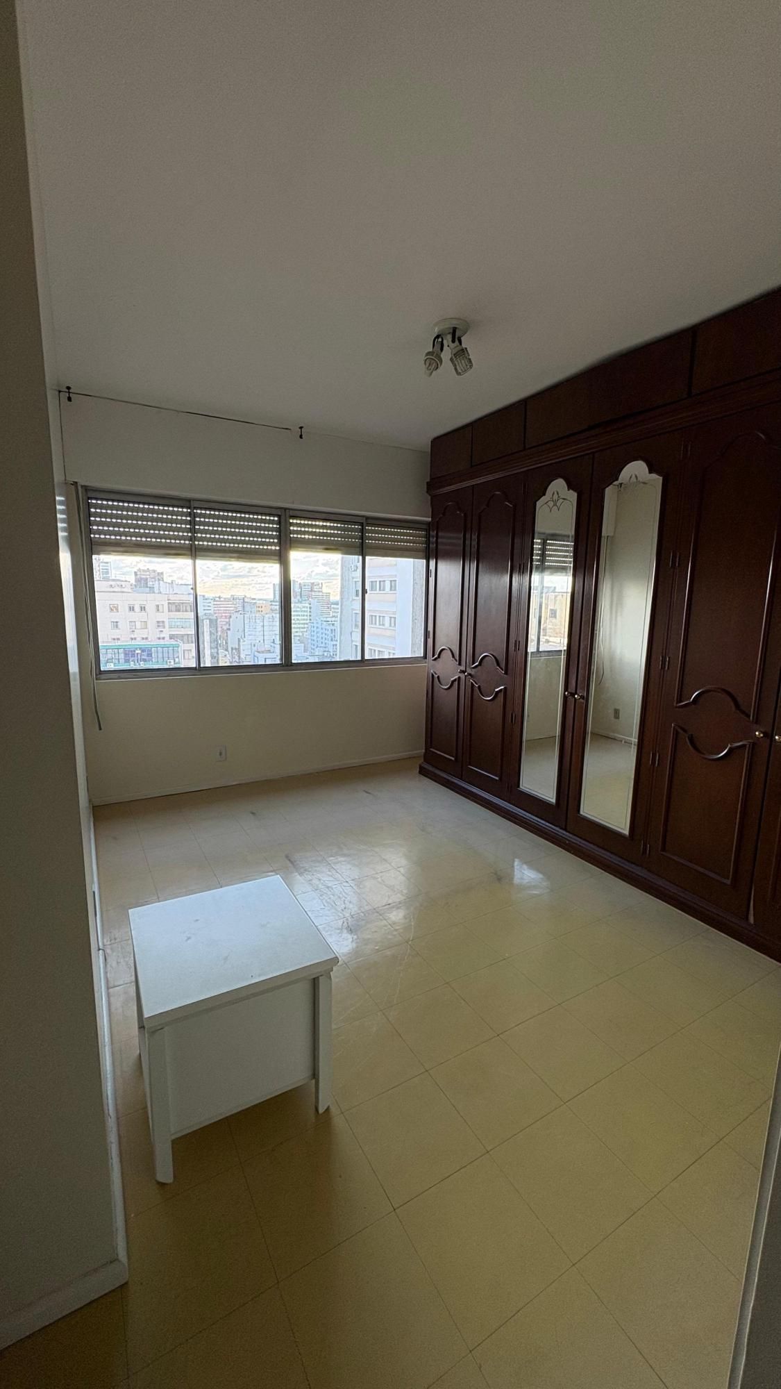 Apartamento de 2 dorm./ na Av. Independência, / Em frente ao Complexo Hospitalar Santa Casa e próximo à UFRGS.