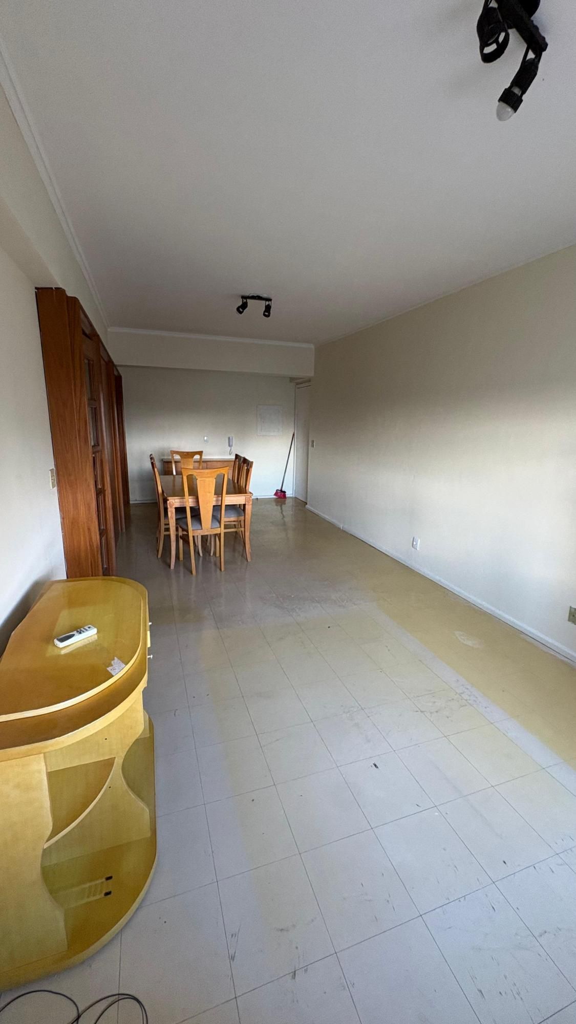 Apartamento de 2 dorm./ na Av. Independência, / Em frente ao Complexo Hospitalar Santa Casa e próximo à UFRGS.