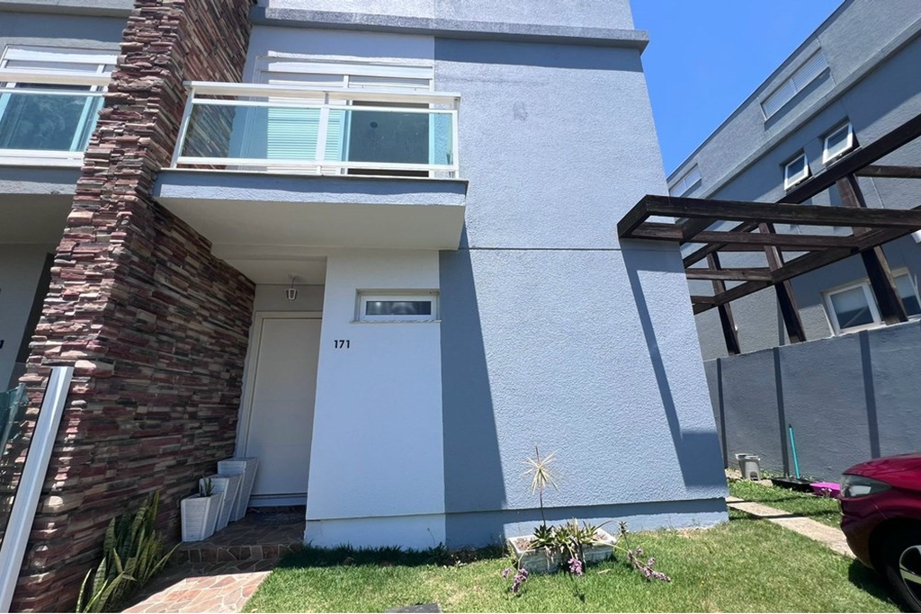 Casa com 200m², 3 dormitórios no bairro Lomba do Pinheiro em Porto Alegre para Comprar