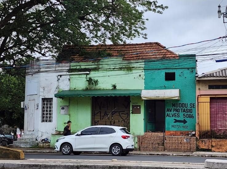 Loja com 426m², 4 dormitórios no bairro Três Figueiras em Porto Alegre para Comprar