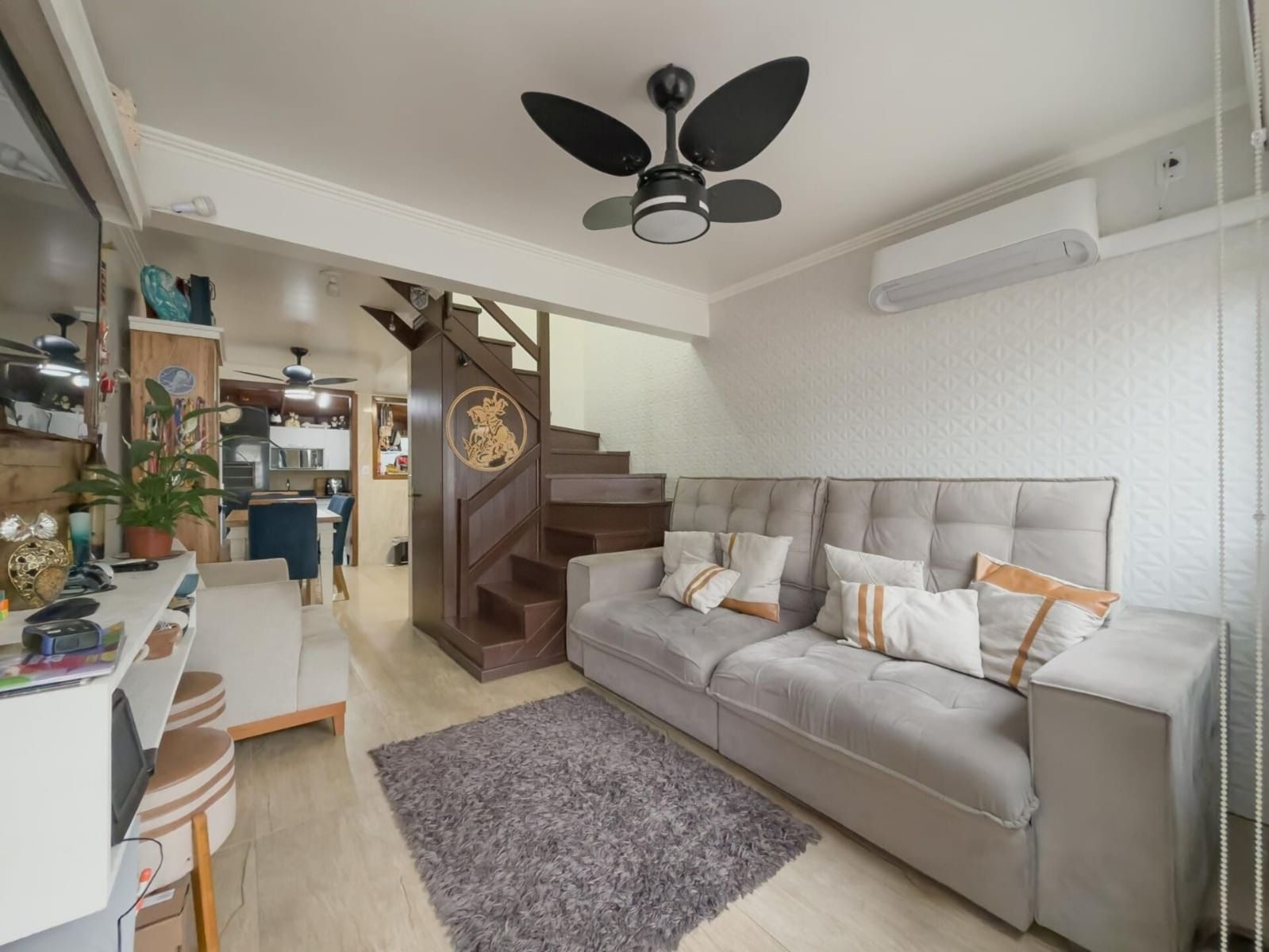 Casa em Condomínio Fechado Pronta Para Entrar e Morar, 2 Dormitórios, Vaga Coberta e Churrasqueira !