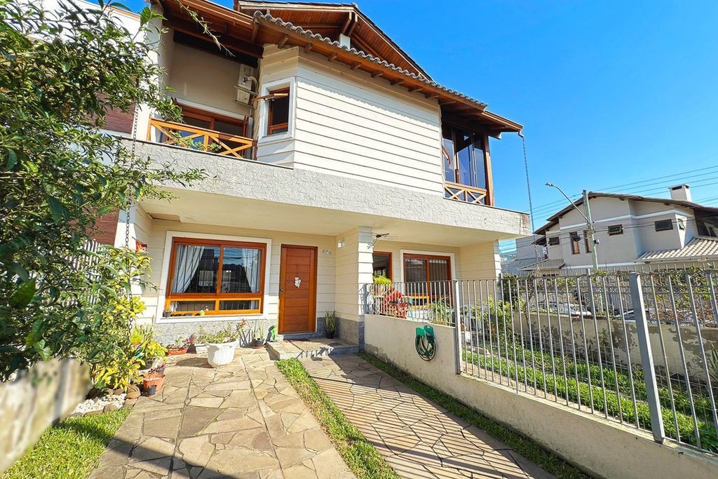 Casa com 151m², 3 dormitórios no bairro Guarujá em Porto Alegre para Comprar