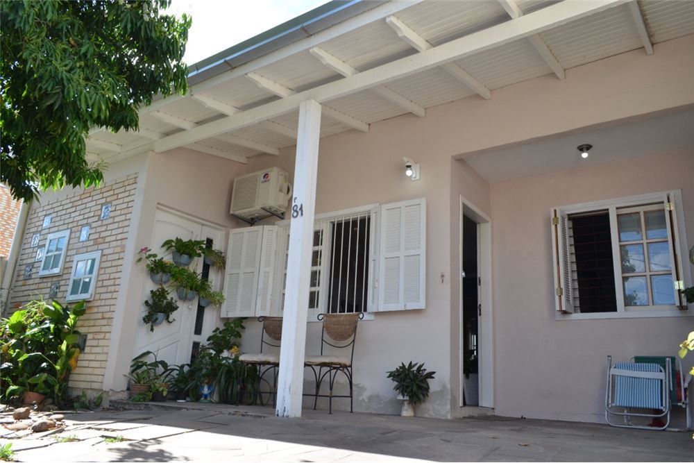 Casa com 113m², 4 dormitórios no bairro Harmonia em Canoas para Comprar