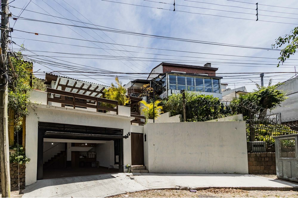 Casa com 181m², 3 dormitórios no bairro Medianeira em Porto Alegre para Comprar