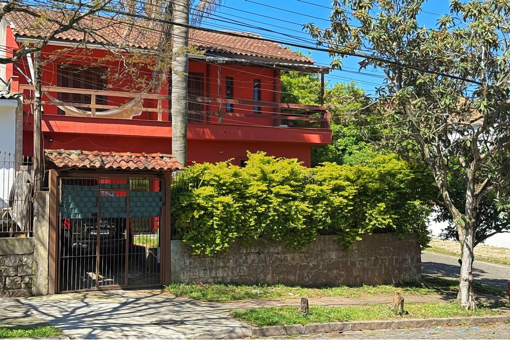 Casa com 155m², 3 dormitórios no bairro Vila Nova em Porto Alegre para Comprar