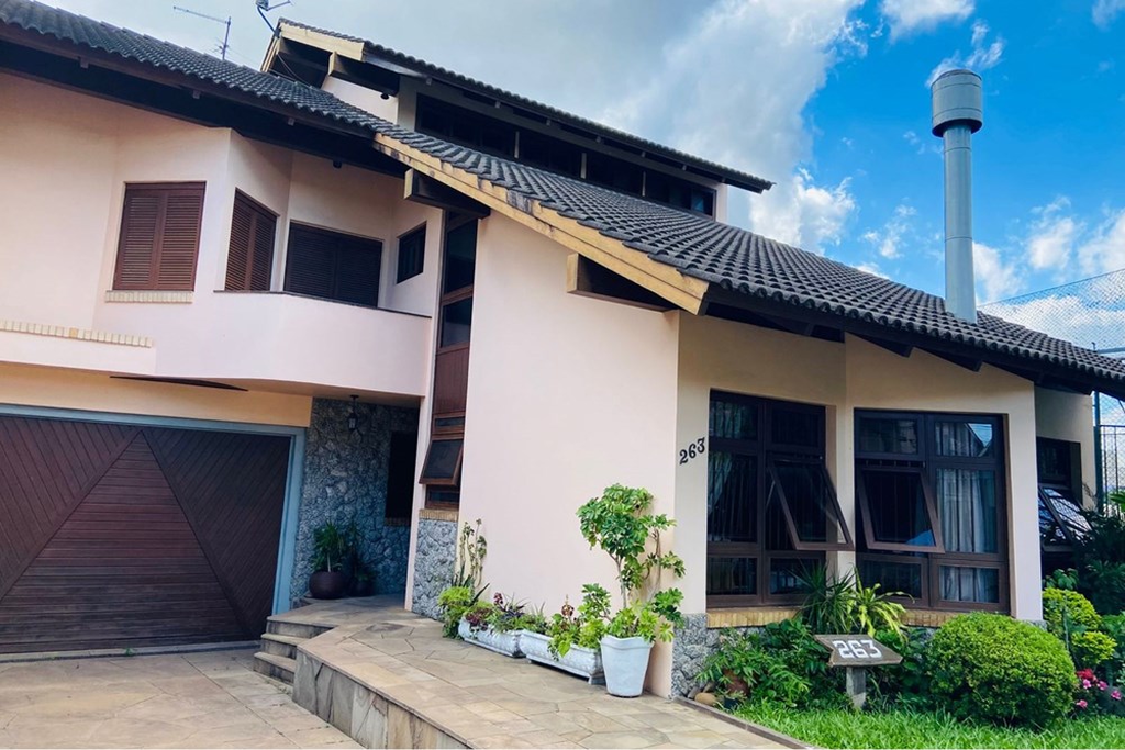 Casa com 372m², 4 dormitórios no bairro Jardim Planalto em Porto Alegre para Comprar