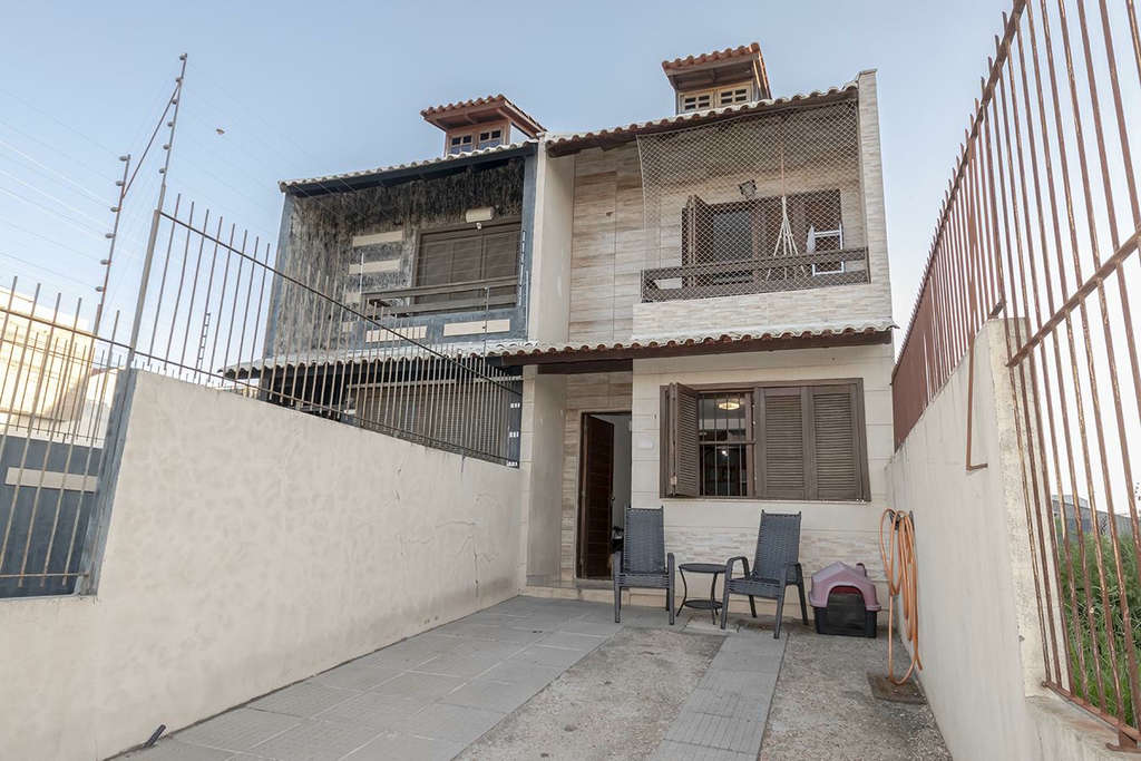 Casa com 92m², 3 dormitórios no bairro Guarujá em Porto Alegre para Comprar