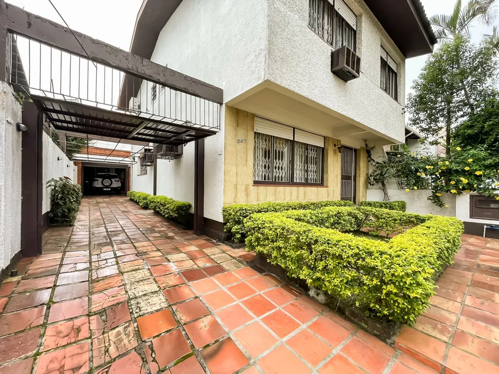 Casa com 230m², 3 dormitórios no bairro Nonoai em Porto Alegre para Comprar