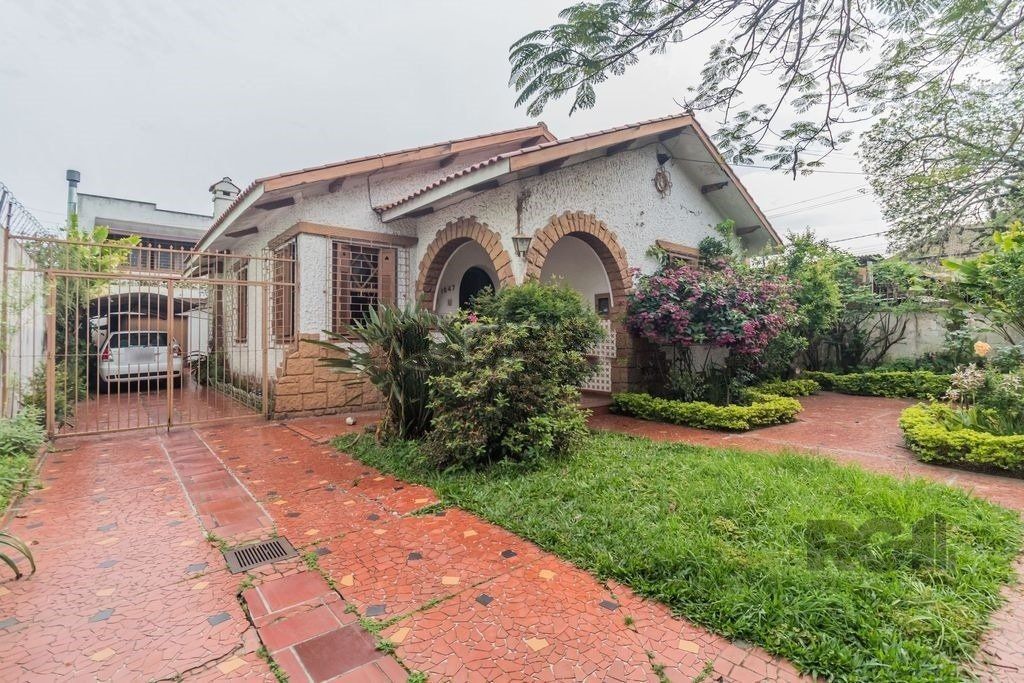 Casa à venda com 4 quartos, 216m² - Foto 1