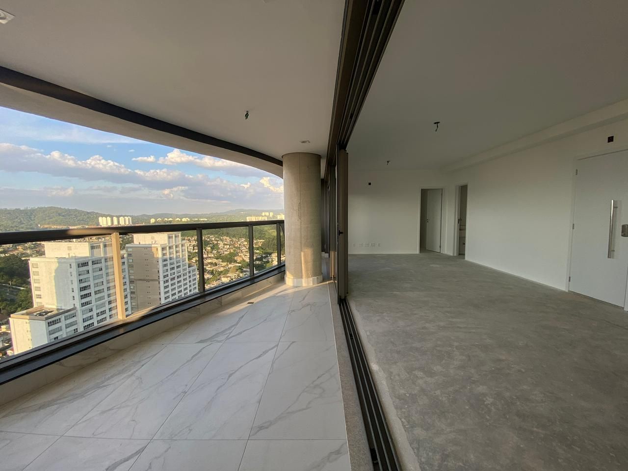 Apartamento à venda com 3 quartos, 180m² - Foto 2