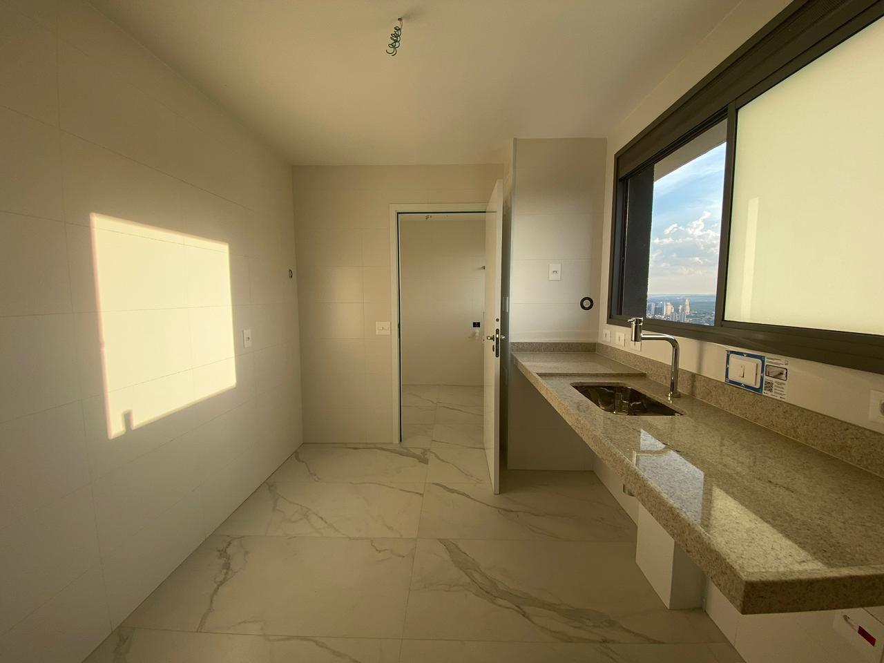 Apartamento à venda com 3 quartos, 180m² - Foto 4