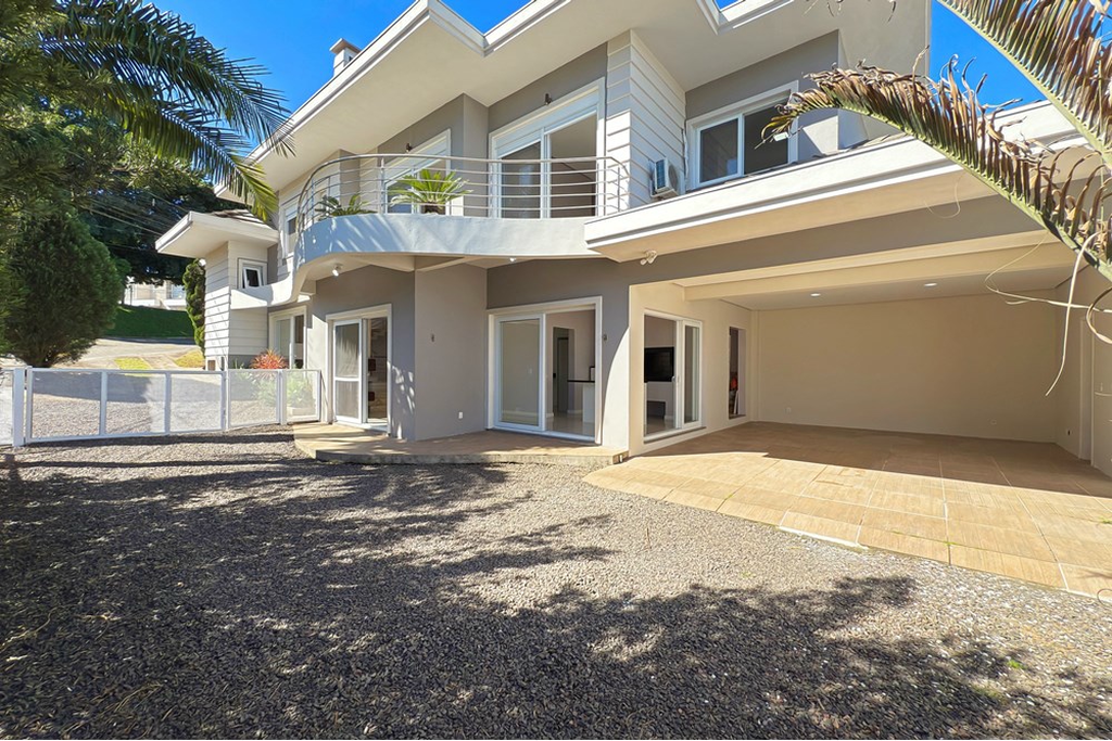 Casa com 290m², 3 dormitórios no bairro Hípica em Porto Alegre para Comprar