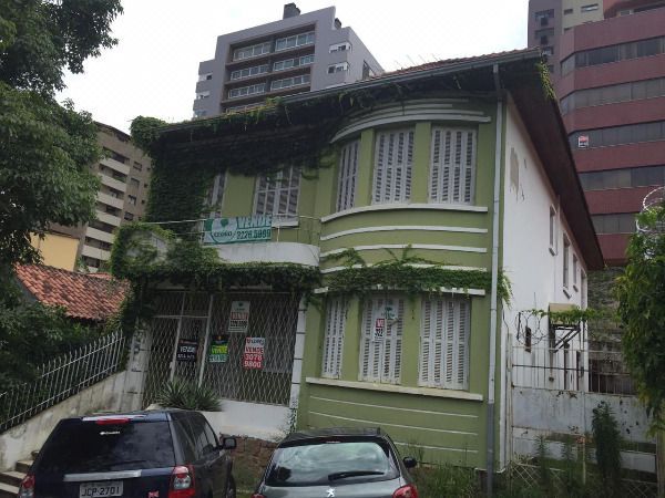 Casa com 260m², 6 dormitórios no bairro Auxiliadora em Porto Alegre para Comprar