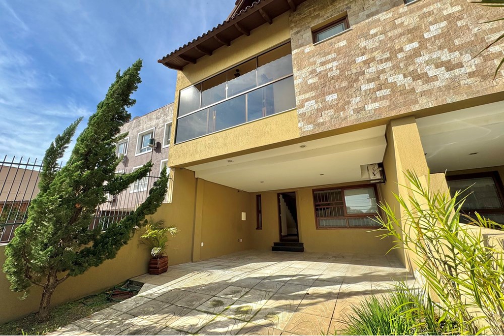 Casa com 237m², 3 dormitórios no bairro Sarandi em Porto Alegre para Comprar