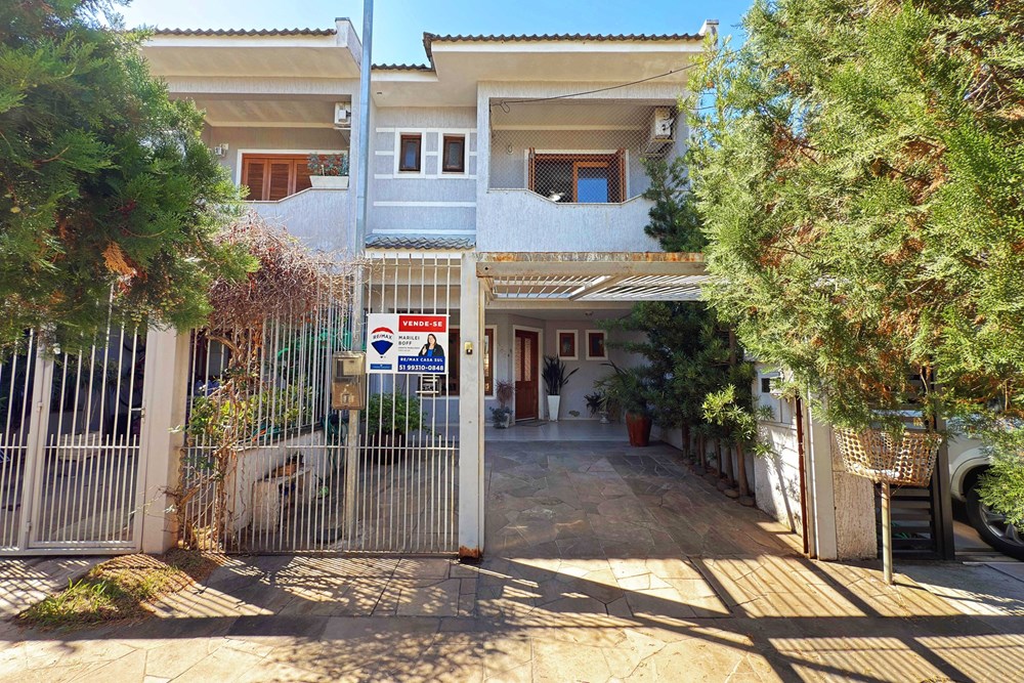 Casa com 138m², 3 dormitórios no bairro Hípica em Porto Alegre para Comprar