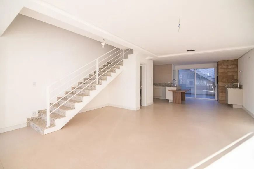 Casa com 120m², localizada no bairro Jardim Itu em Porto Alegre/RS.