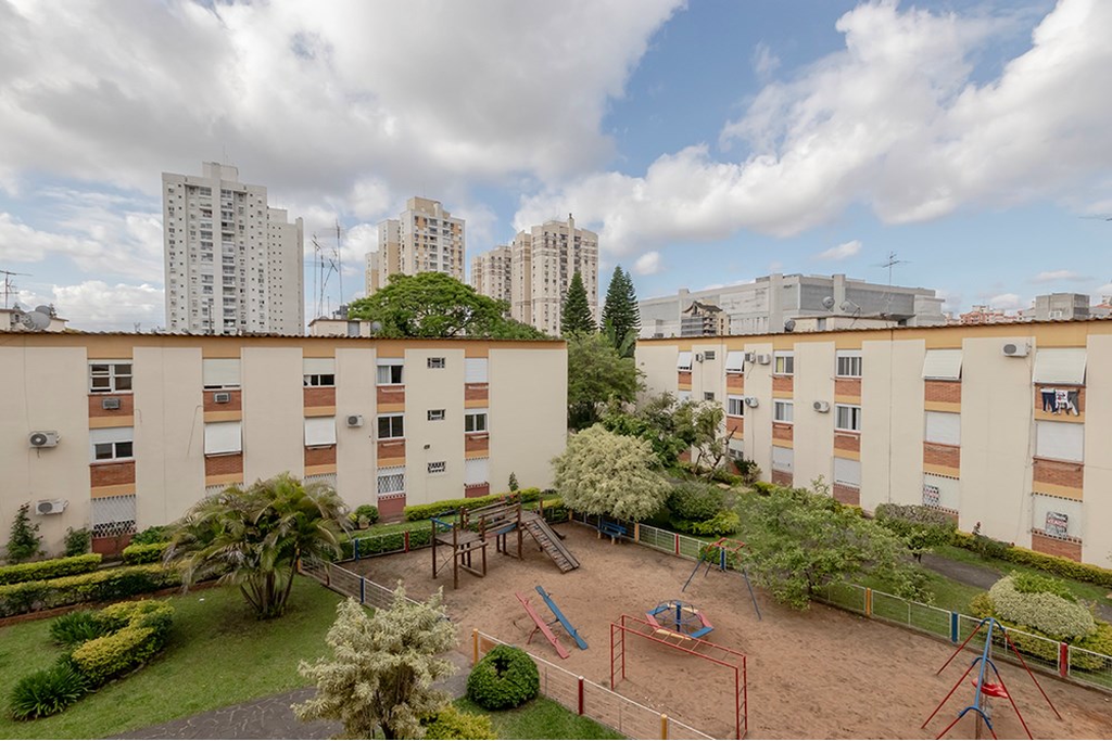 Apartamento com 47m², 2 dormitórios no bairro Passo da Areia em Porto Alegre para Comprar
