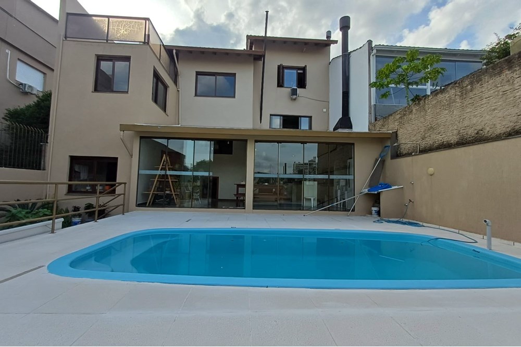 Casa com 318m², 3 dormitórios no bairro Jardim do Salso em Porto Alegre para Comprar
