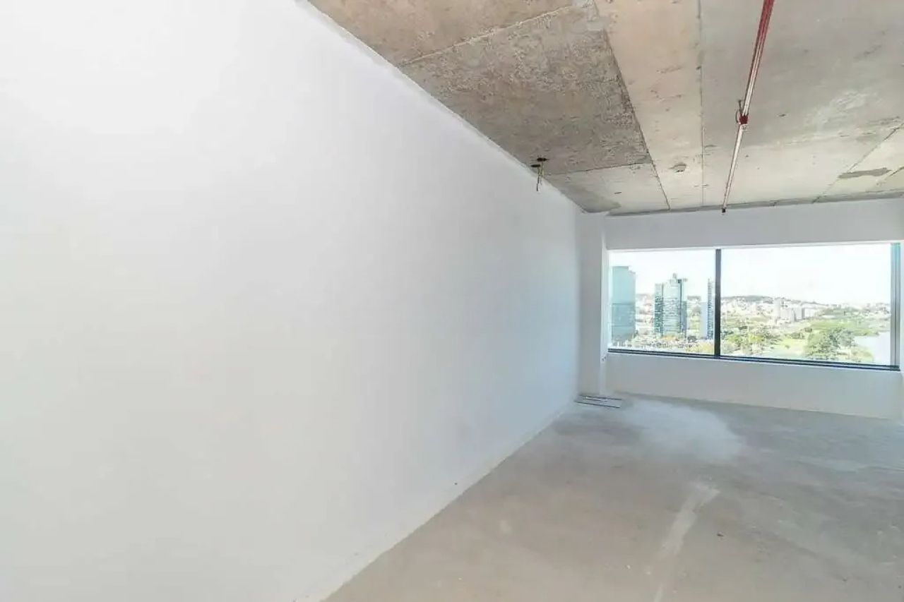 Sala com 33m², localizada no bairro Praia de Belas em Porto Alegre/RS.