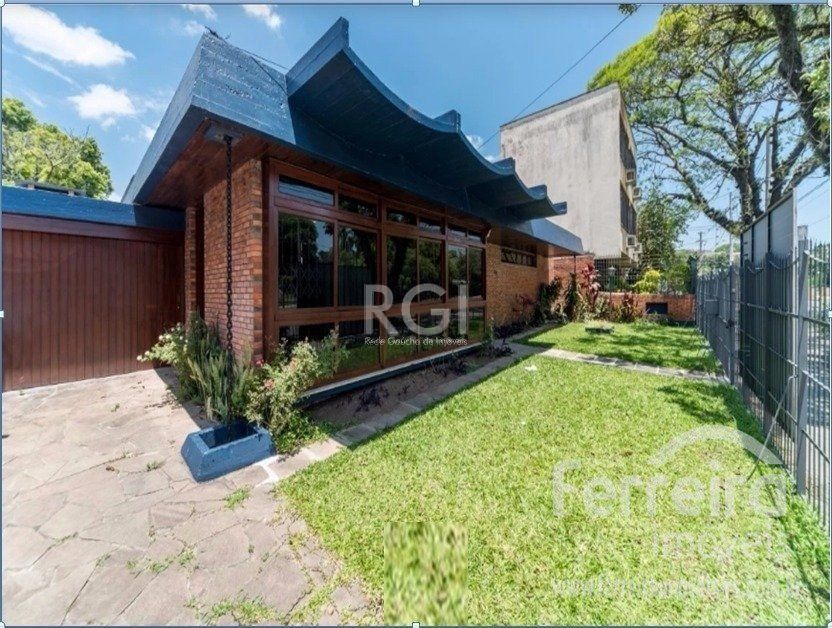 Casa com 207m², 3 dormitórios no bairro Medianeira em Porto Alegre para Comprar