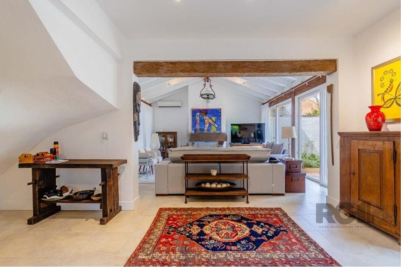 Casa com 3 dormitórios e área gourmet em condomínio à beira do rio.