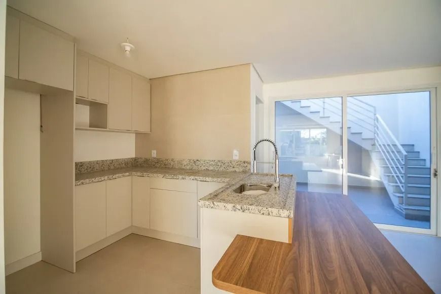 Casa com 120m², localizada no bairro Jardim Itu em Porto Alegre/RS.
