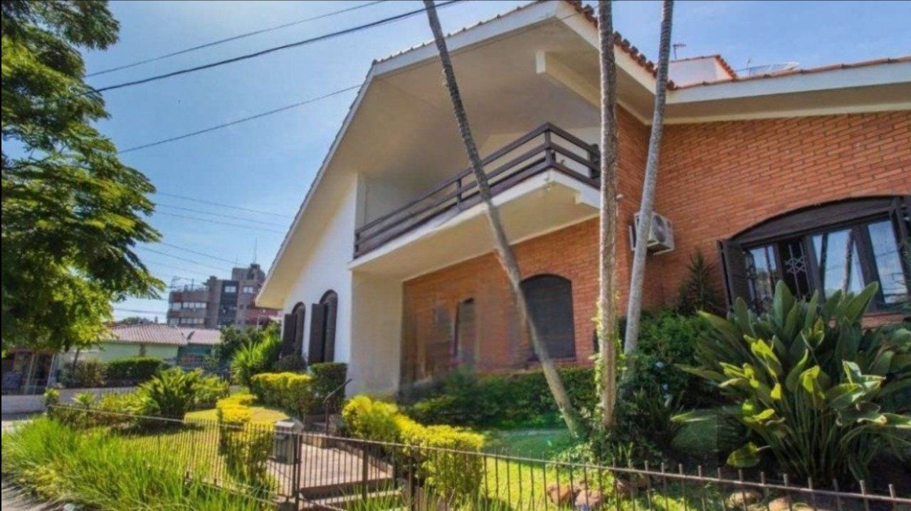 Casa com 406m², 6 dormitórios no bairro Chácara das Pedras em Porto Alegre para Comprar