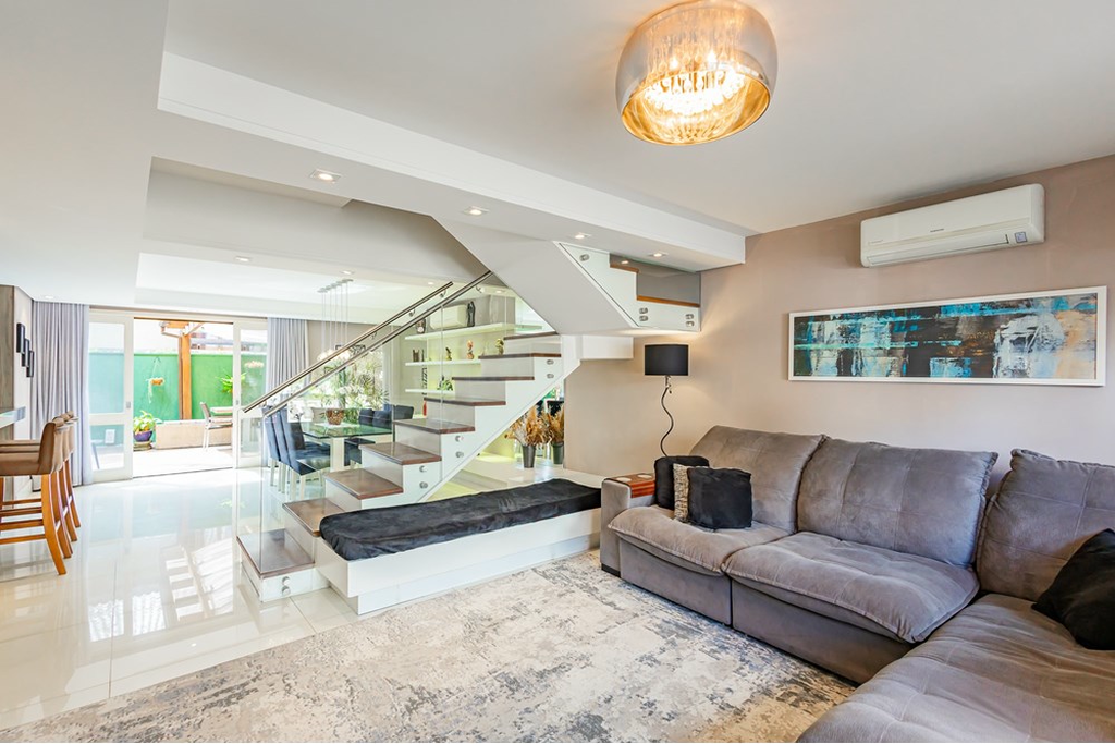 Casa de Condomínio com 240m², 3 dormitórios no bairro Lomba do Pinheiro em Porto Alegre para Comprar