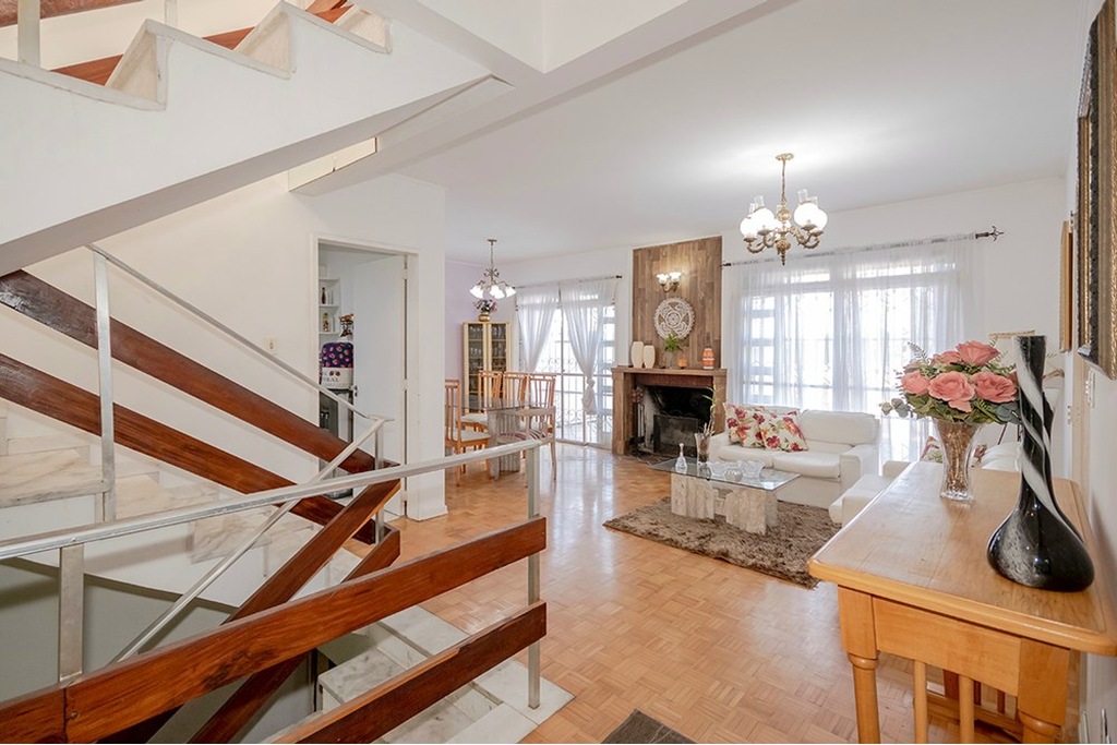 Casa com 300m², 3 dormitórios no bairro Jardim Itu Sabará em Porto Alegre para Comprar