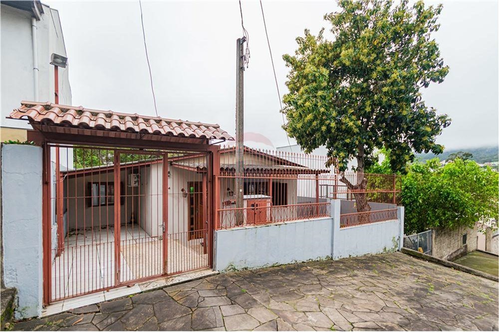 Casa com 167m², 3 dormitórios no bairro Nonoai em Porto Alegre para Comprar