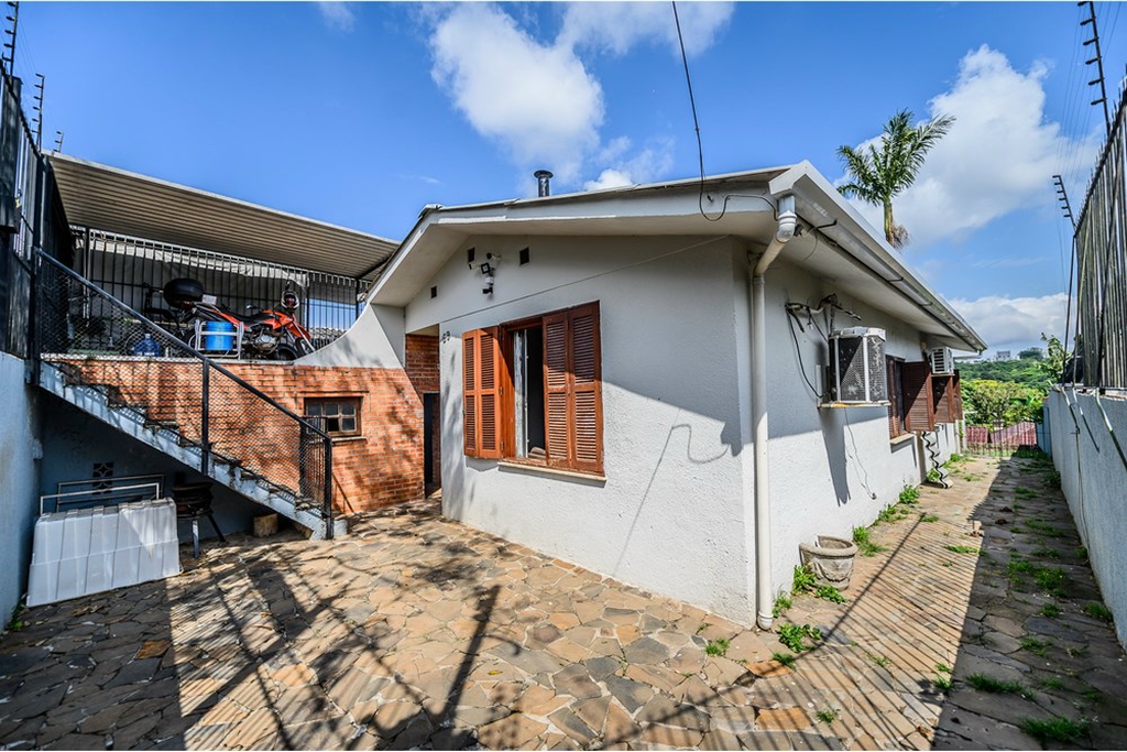 Casa com 129m², 3 dormitórios no bairro Santa Tereza em Porto Alegre para Comprar