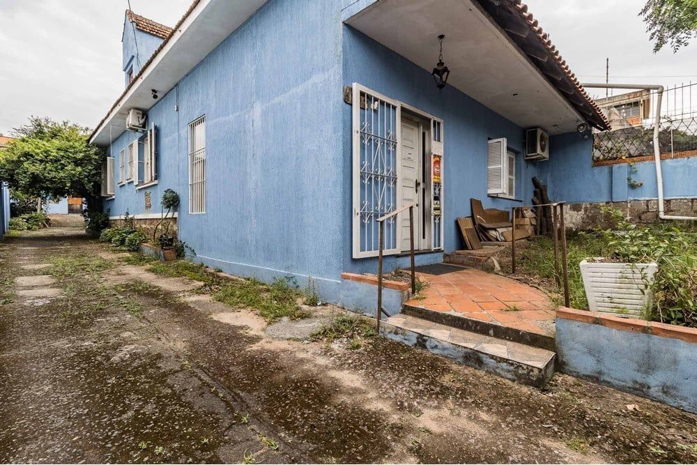 Casa com 260m², 3 dormitórios no bairro Partenon em Porto Alegre para Comprar