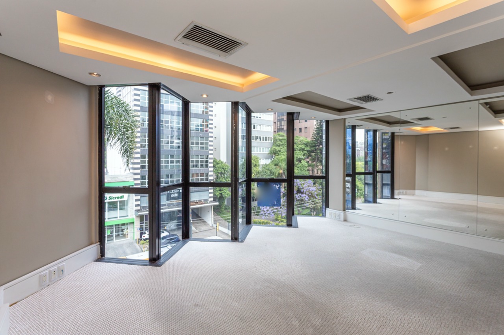 Sala Comercial com 82m² no bairro Moinhos de Vento em Porto Alegre para Comprar ou Alugar