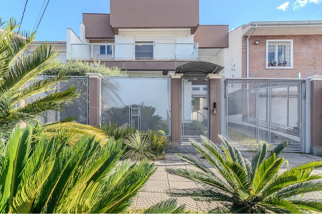 Casa com 379m², 4 dormitórios no bairro Chácara das Pedras em Porto Alegre para Comprar